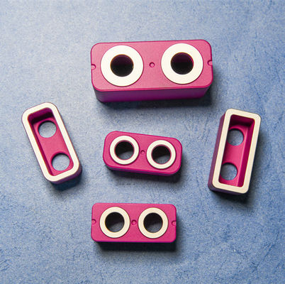 Alumina keramische plaat met thermische schokbestendigheid 250C Hoge volumieke dichtheid ≥3.65 en hardheid 9 Mohs