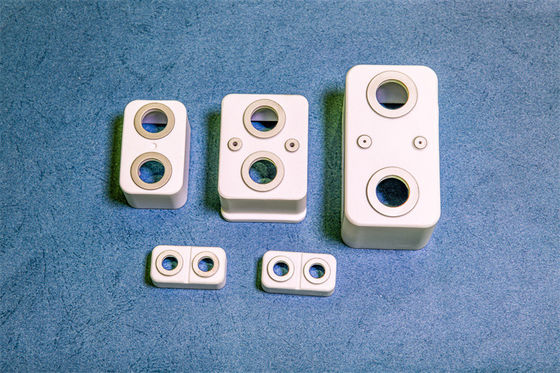 Hoog slijtvast aluminium keramische behuizing met een hardheid van 9 Mohs en een breukspanning van 20 KV/mm voor Al2O3 componenten